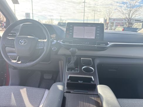 Used 2022 Toyota Sienna LE image 26