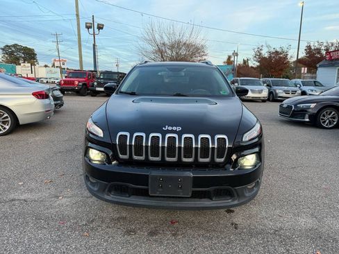 Used 2018 Jeep Cherokee Latitude Plus FWD image 3