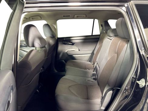 Used 2023 Toyota Highlander LE image 19