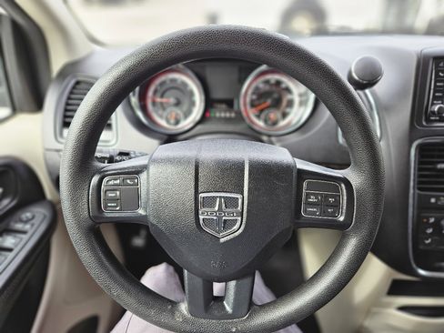 Used 2019 Dodge Grand Caravan SE w/ UConnect Hands-Free Group image 39