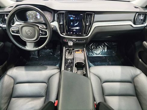 Used 2022 Volvo V60 T5 Cross Country image 10