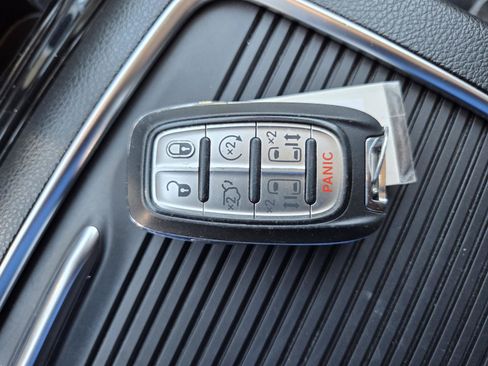 Used 2023 Chrysler Pacifica Limited FWD image 28