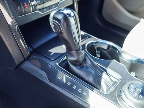 Used 2019 Ford Explorer XLT image 11