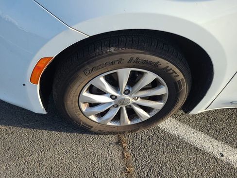 Used 2018 Chrysler Pacifica Touring-L image 6