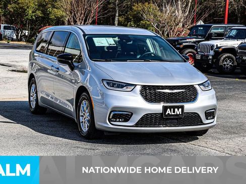 Used 2024 Chrysler Pacifica Touring-L image 5