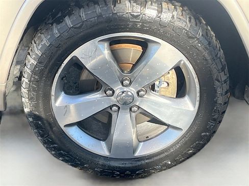 Used 2014 Jeep Grand Cherokee Overland w/ Advanced Technology Group image 32