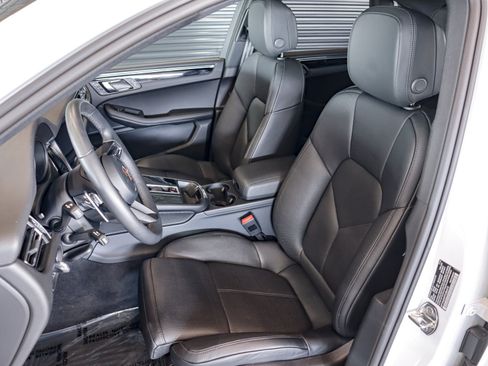 Certified 2026 Porsche Macan AWD/4WD image 5
