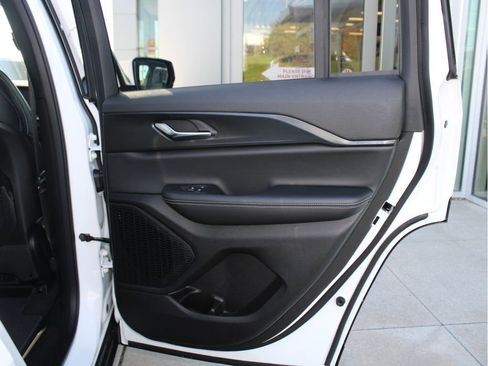 New 2025 Jeep Grand Cherokee Altitude image 29