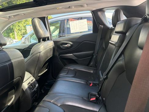 Used 2019 Jeep Cherokee Latitude Plus w/ Comfort/Convenience Group AWD/4WD image 8