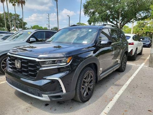 Used 2023 Honda Pilot Touring image 3