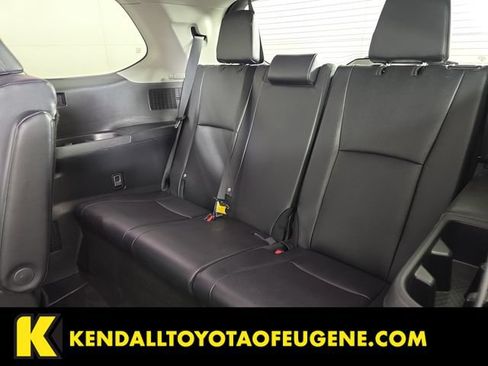 Used 2025 Toyota Grand Highlander AWD image 25