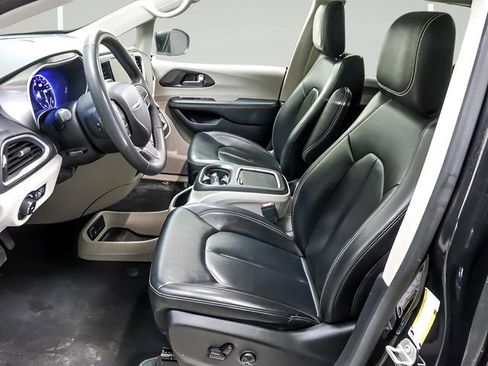 Used 2023 Chrysler Pacifica Touring-L FWD image 8