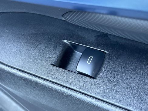 Used 2025 Chevrolet Equinox EV LT w/ Convenience Package image 23