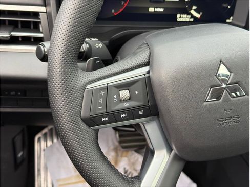 Used 2025 Mitsubishi Outlander SEL image 17