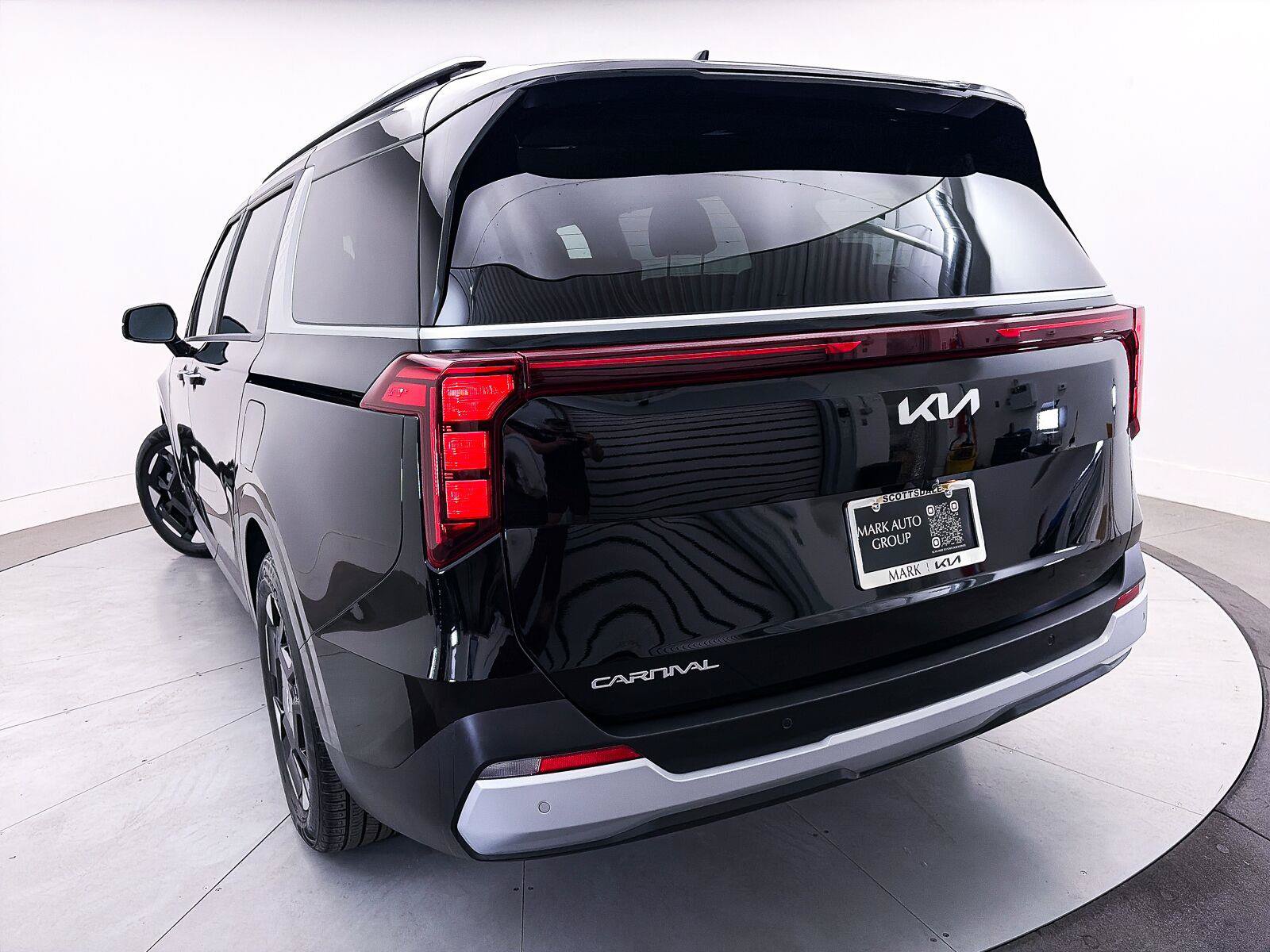Used 2026 Kia Carnival EX FWD image 8