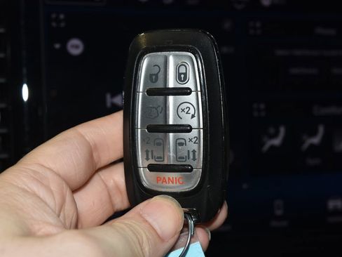 Used 2023 Chrysler Pacifica Touring-L FWD image 18