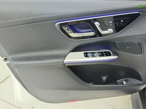 Used 2025 Mercedes-Benz GLC 300 4MATIC image 37