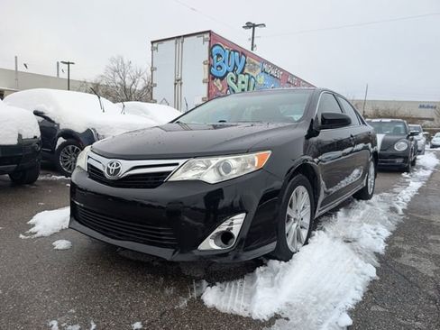 Used 2014 Toyota Camry XLE w/ Leather Package image 3