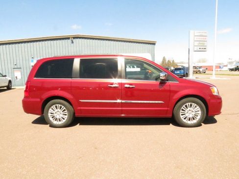Used 2015 Chrysler Town & Country Touring-L w/ Driver Convenience Group image 1