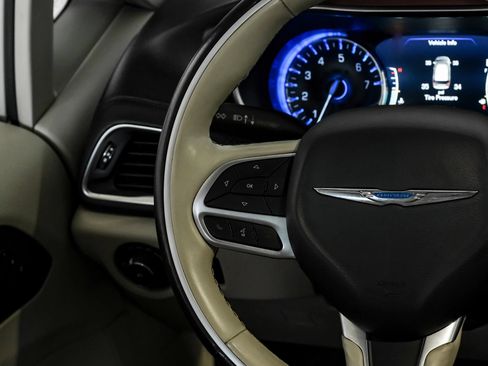 Used 2020 Chrysler Pacifica Limited w/ Advanced Safetytec Group FWD image 15