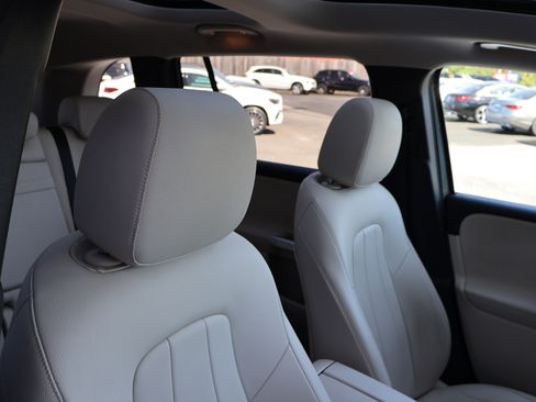 Used 2022 Mercedes-Benz GLB 250 w/ Premium Package Lite image 31