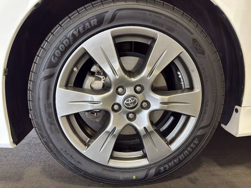 Used 2018 Toyota Sienna SE Premium FWD image 28
