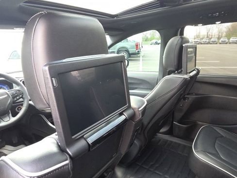 Used 2023 Chrysler Pacifica Limited w/ Uconnect Theater Family Group image 22