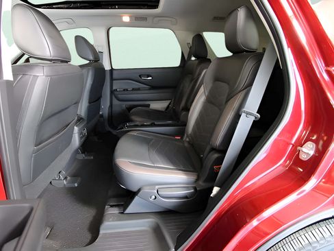 Used 2023 Nissan Pathfinder Platinum w/ Lighting Package (N93) FWD image 34