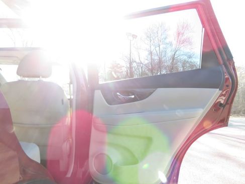 Used 2018 Nissan Rogue SV w/ Sun & Sound Touring Package image 15