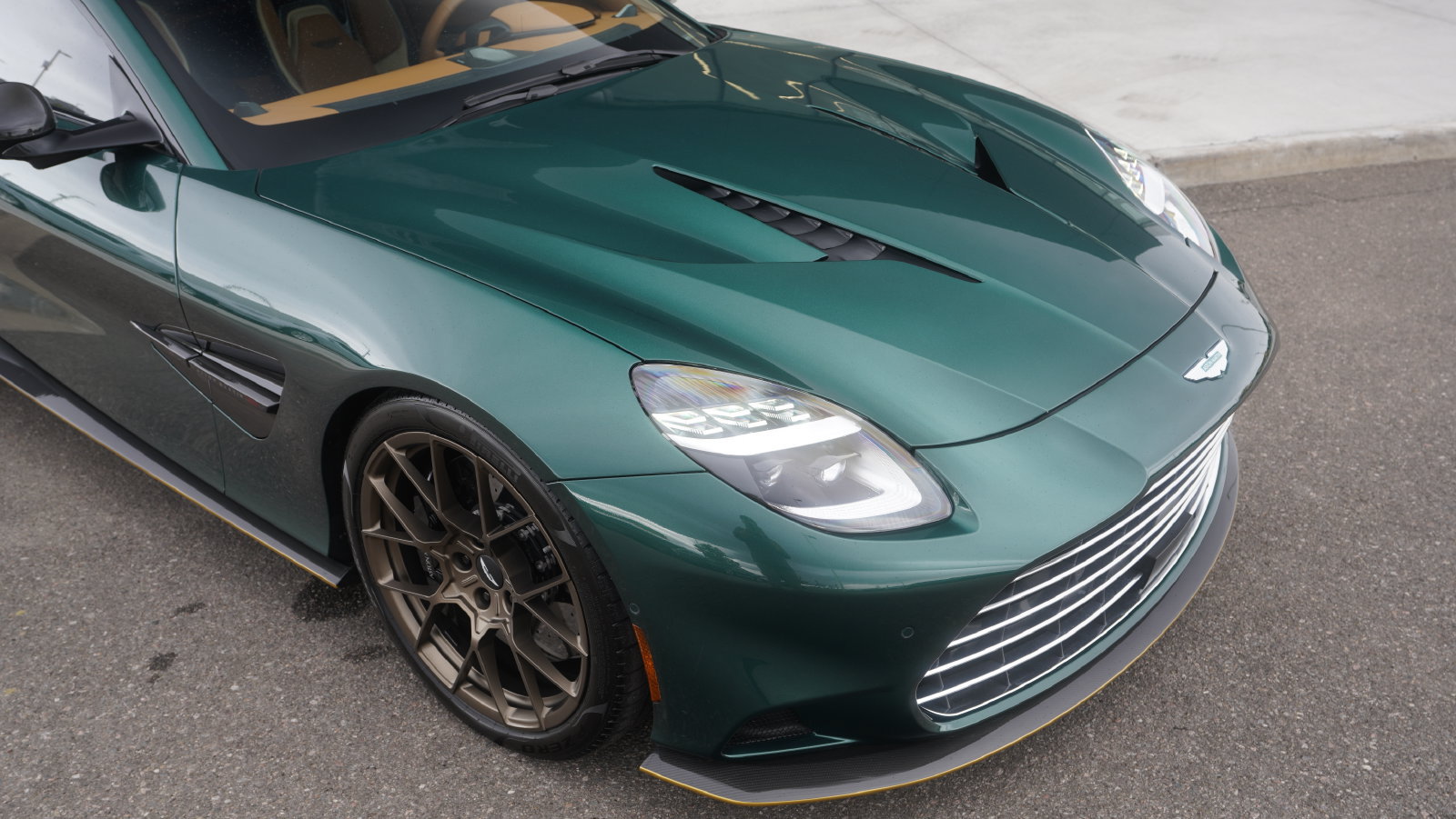 Used 2025 Aston Martin Vanquish RWD image 22