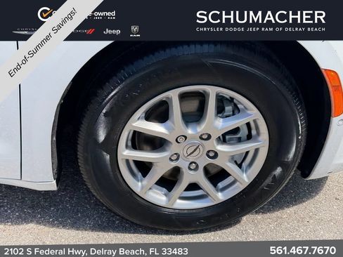 Used 2023 Chrysler Pacifica Touring-L FWD image 18