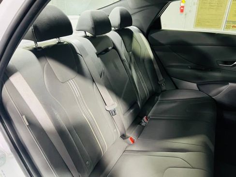 Used 2025 Hyundai Elantra SEL FWD image 29