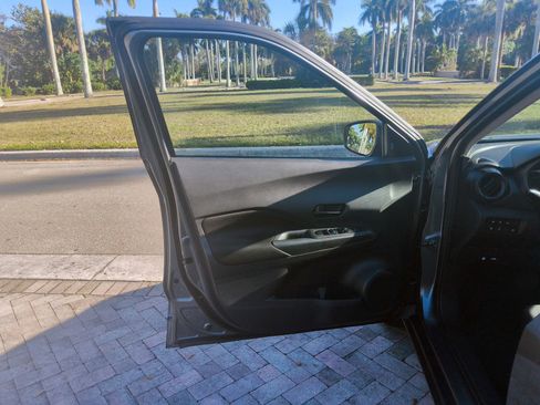 Used 2023 Nissan Kicks S image 9