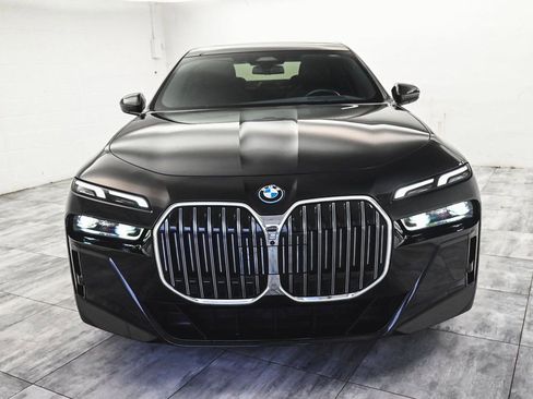 Used 2024 BMW 750e xDrive w/ Premium Package image 2