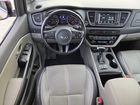 Used 2017 Kia Sedona LX w/ LX Essentials Premium Package image 27