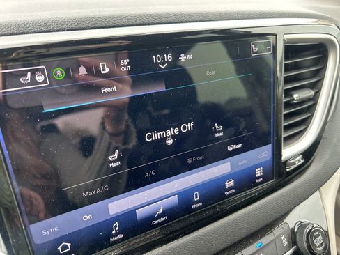 Certified 2024 Chrysler Pacifica Touring-L FWD image 16