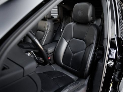 Used 2023 Porsche Macan AWD/4WD image 5