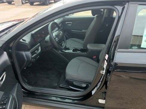 Used 2025 Kia K4 LXS image 3