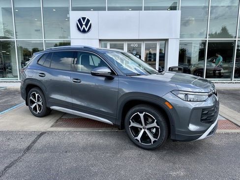 New 2025 Volkswagen Tiguan SE image 1