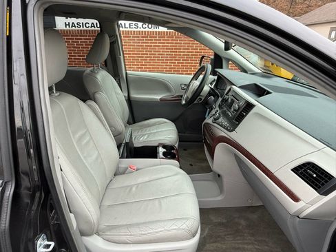 Used 2014 Toyota Sienna XLE image 22