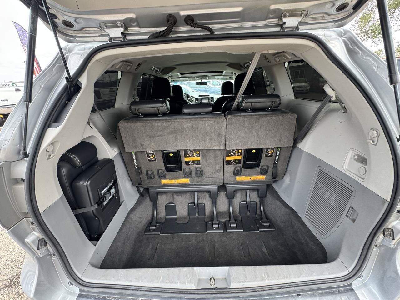 Used 2014 Toyota Sienna SE FWD image 13