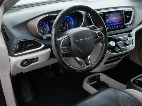 Used 2017 Chrysler Pacifica Touring-L w/ Tire & Wheel Group FWD image 18