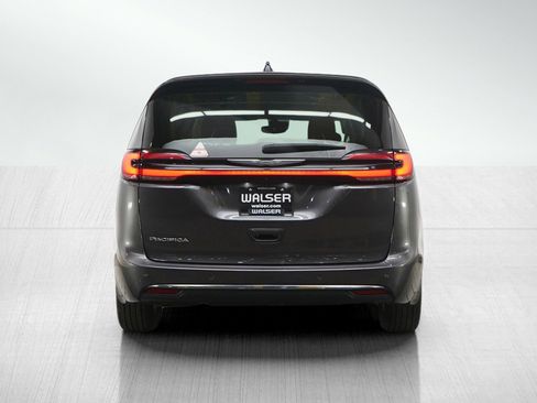 Used 2023 Chrysler Pacifica Touring-L FWD image 4