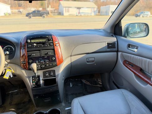 Used 2005 Toyota Sienna XLE image 35
