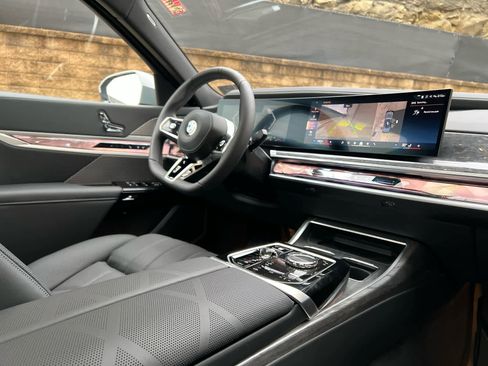 Used 2025 BMW 760i xDrive w/ Premium Package image 9