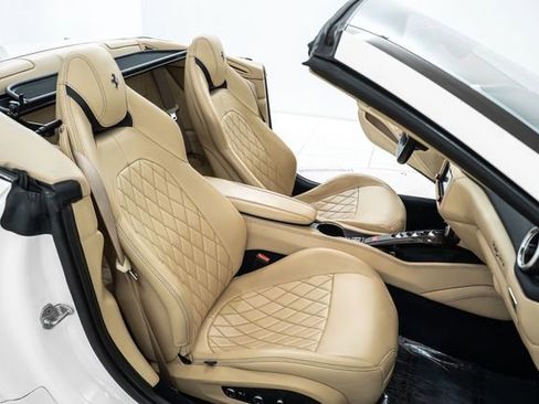 Used 2015 Ferrari California T RWD image 30
