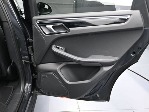 Certified 2025 Porsche Macan AWD/4WD image 25