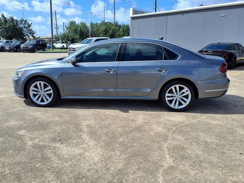 Used 2018 Volkswagen Passat 2.0T SE FWD image 5