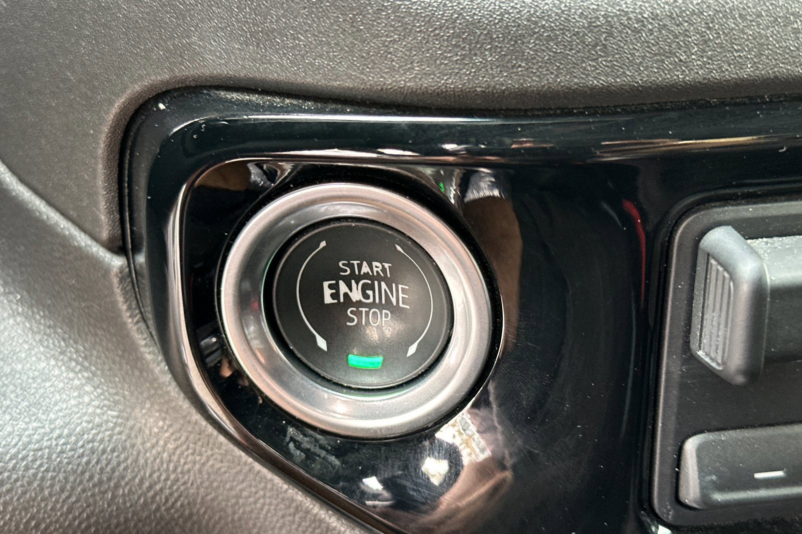 Certified 2025 GMC Sierra 1500 SLT RWD image 22