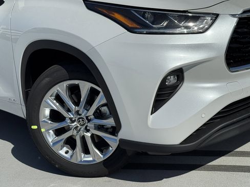 New 2026 Toyota Highlander Limited AWD/4WD image 11